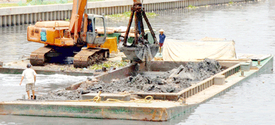 Mud being dredged from canals (Photo: SGGP) Mud being dredged from canals (Photo: SGGP)